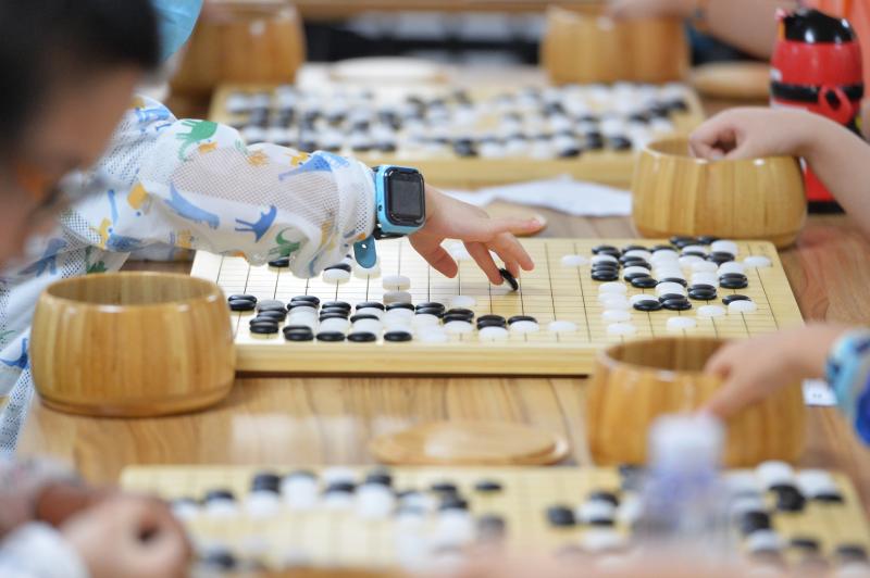 地方棋牌游戏推广 约战普陀200多名顶级棋士云集，名噪一时受聘为小学生(图1)
