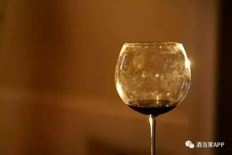 葡萄酒如何持杯下图展示了多种持姿势？(图5)